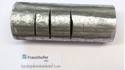 Eine Probe von «Proteus». Zwar kommt man mit dem Winkelschleifer unter die Oberfläche, doch früher oder später stösst man auf eine Kugel. Bild: Dr. Florian Bittner, Institut für Kunststoff- und Kreislauftechnik IKK, Leibniz Universität Hannover, Deutschland/ Fraunhofer-Institut für Holzforschung, Wilhelm-Klauditz-Institut WKI, Hannover, Deutschland