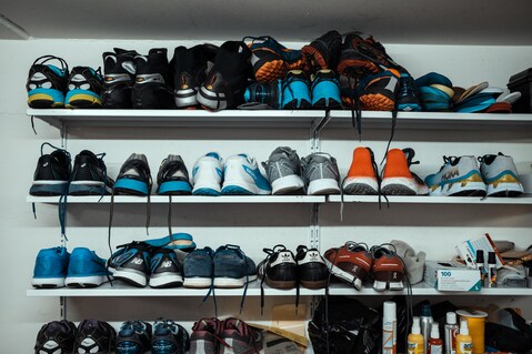 Die Laufschuhe von Mama und Papa im Keller.