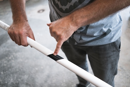 The diagonal cut relieves the paddle's pushing pressure and the guide groove prevents the shaft from twisting.