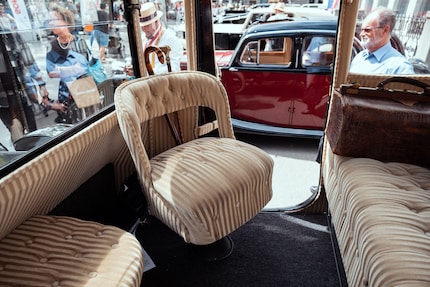 Die drei Sitze des Detroit Electric 1918 sind wie ein Zugabteil angeordnet.