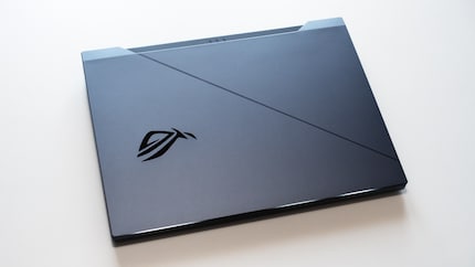 The Gunmetal Gray colour scheme, a «slash» and ROG logo adorn the notebook lid.