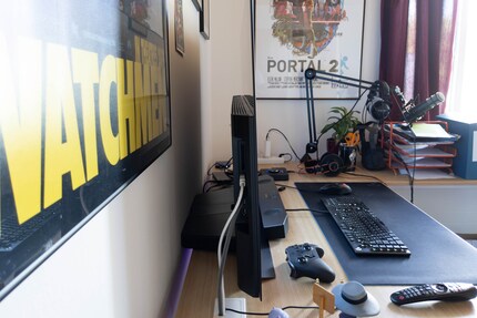 With the stand, the TV stands clearly away from the wall.
