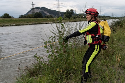 Daniela Lippuner pulls the rescuer and the « patient» out of the current using a rope.