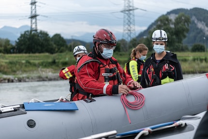 Depending on the situation, the boat will also be launched.