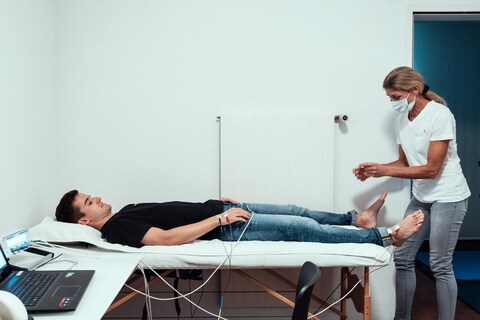 Yannick bei der bioelektrischen Impedanzanalyse.