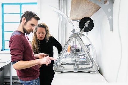 Julia und Guillaume Clement (Forschungs- & Entwicklungsingenieur bei Haratech) beim 3D-Drucken. Bild: Florian Voggeneder 2019