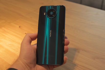The reflections on the back are intended to be reminiscent of the Northern Lights.