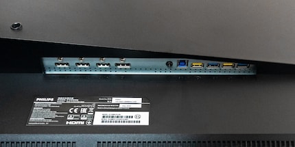 Three HDMI (v2.0) ports, once DisplayPort (v1.4), a 3.5-mm jack, upstream USB, four USB 3.2 Type-A ports – two of them with a permanent power supply.