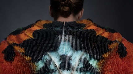 Die 3D-gedruckte Setae-Jacke ist inspiriert von der Geometrie und Einzigartigkeit des Regenbogenfalters.  Das Modell ist Teil ihrer Kollektion «Chro-Morpho» mit Stratasys. Bild: Ger Ger 2019