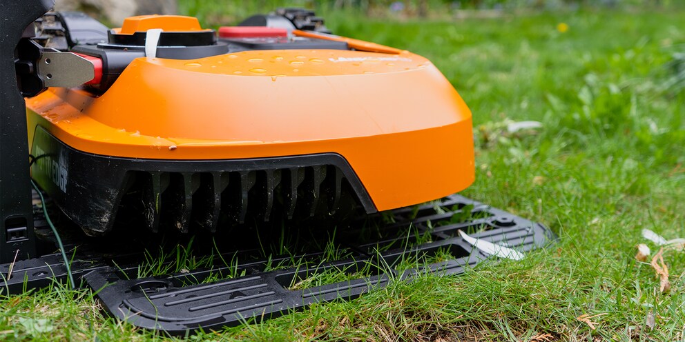 Lade den Akku des Roboterrasenmähers vor dem Einlagern vollständig auf.