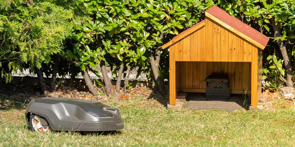 Robotermäher gehören über Winter eingelagert – Ladestation inklusive.