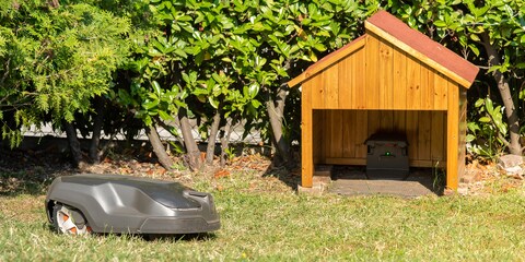 Robotermäher gehören über Winter eingelagert – Ladestation inklusive.