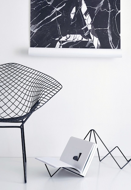 With the Lako magazine rack, magazines float in the air. Photo: Studio Macura
