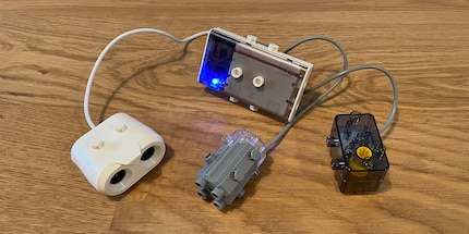 The battery compartment provides power to two motors and an ultrasonic sensor.