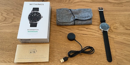 Weniger ist mehr: die Uhr, ein Ladekabel, ein Etui und eine Anleitung.