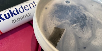 The denture cleaning tablet takes care of the dirt on and in the keys.