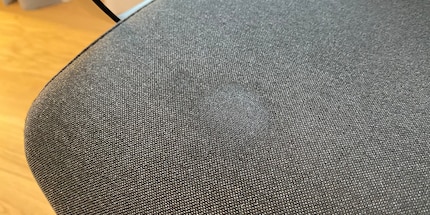 Egal, wie viel Schmutz sich angesammelt hat – eine Reinigung tut deinem Bürostuhl immer gut.