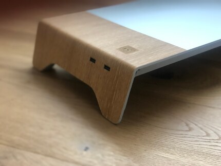 Two USB plugs and the Qi charging station are located at the back on the right.