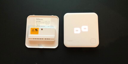 Weil Batterien benötigt werden, leuchtet das Display leuchtet auch ohne Stromanschluss.