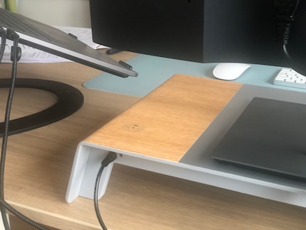 A Qi port slightly out of sight ... at least I can concentrate fully on my work. To show it, I had to photograph the monitor stand from behind.