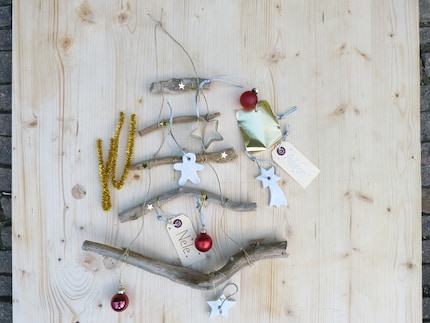 Simple but effective: the hanging Christmas tree for re-decorating and re-decorating