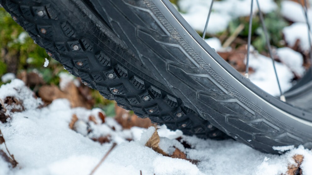 Hinten die Schwalbe Marathon Winter Plus mit 200 leicht angerosteten Spikes.