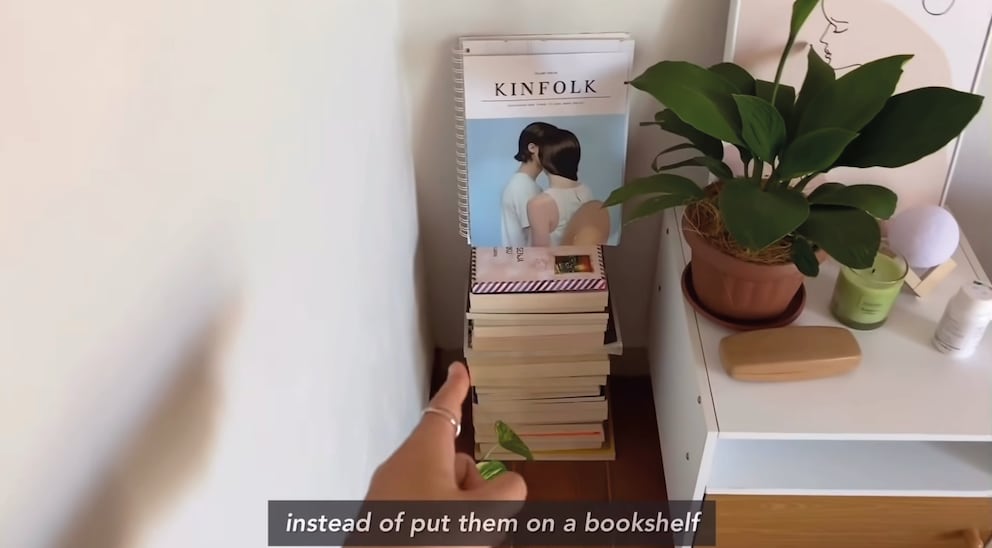 Gestapelt werden Magazine zur Ablagefläche. Bild: Youtuberin «Risha Atp»