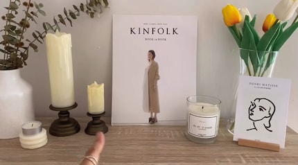 Fake-Kerzen und -Blumen sind fürs Ambiente der Renner. Bild: Youtuberin «Risha Atp»