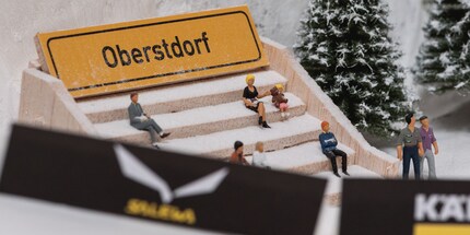 Die Zuschauer sind gespannt auf die Leistung der Athleten.