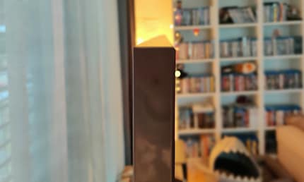 Der Fernseher von der Seite – ohne Katzenhaare.