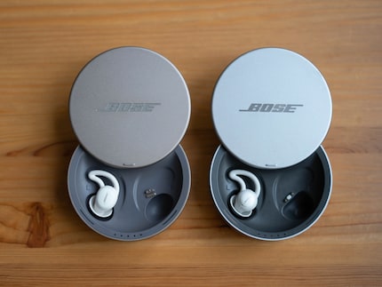 On the left, version 2.0; on the right, the first version of the Sleepbuds. Thanks to the three charging pins instead of just two, the new buds sit better in their case.