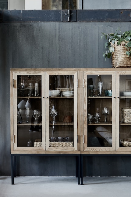 Neben offenen Regalen sind Vitrinen perfekt zum Präsentieren. Bild: House Doctor