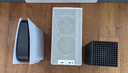 Ganz so kompakt wie die Next-Gen-Konsolen ist der PC nicht.