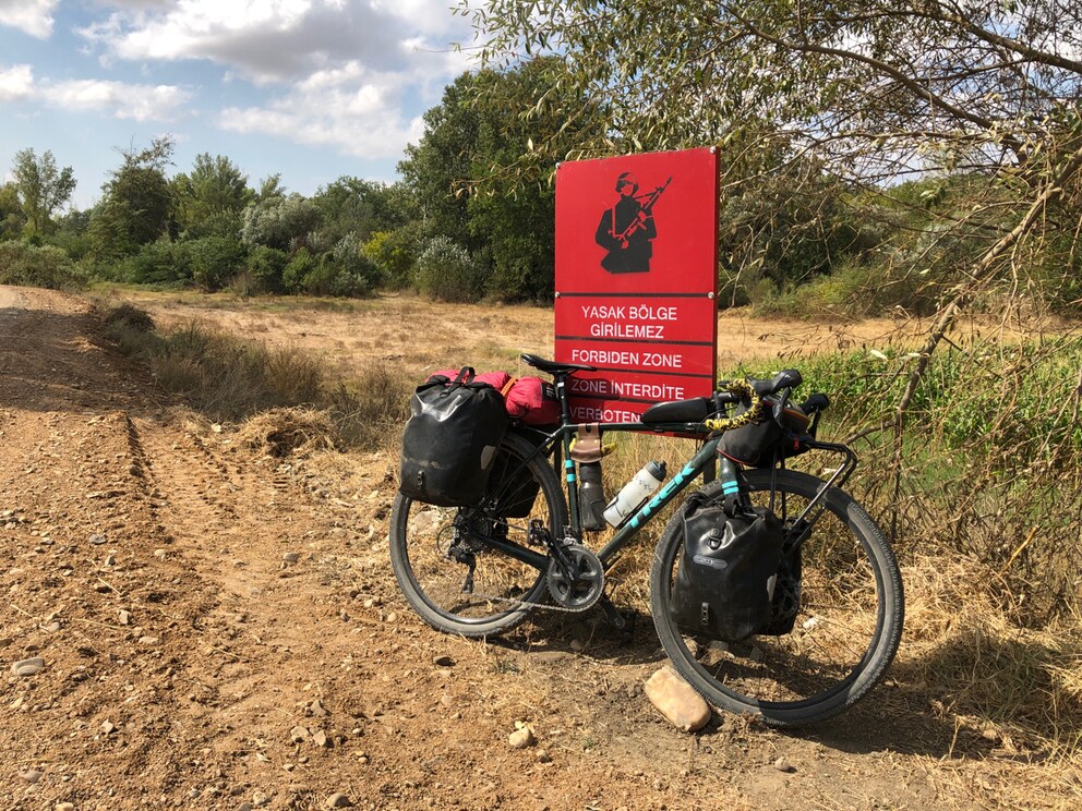 Warnschild im türkisch-griechischen Grenzgebiet: Reisebeschränkungen bleiben zu Corona-Zeiten ein schwieriges Thema.