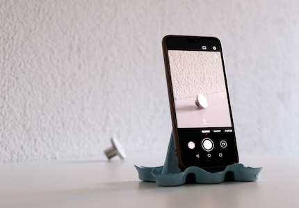 Ob ein Bücherstapel, Mobiltelefonständer oder Tripod – jedes Mittel ist recht, um das Smartphone zu fixieren.