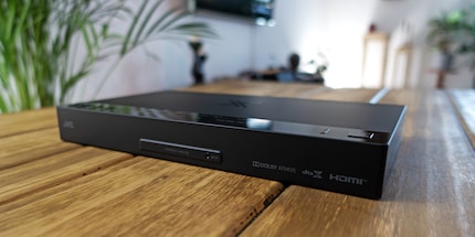 Der Sound-Prozessor ist verantwortlich für die Encodierung und das Upmixing auf 7.1.4 Kanäle. Weiter hat er genügend Anschlüsse und dient als 5-GHz-Funkstation.