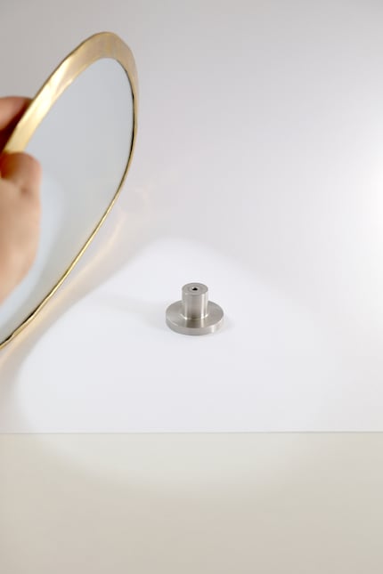 Ein Spiegel kann den professionellen Reflektor ersetzen.