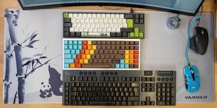 Grössenvergleich der Miya Pro Panda Edition (65 Prozent), meiner DIY-Tastatur (75 Prozent) und einer Logitech G915 (100 Prozent).