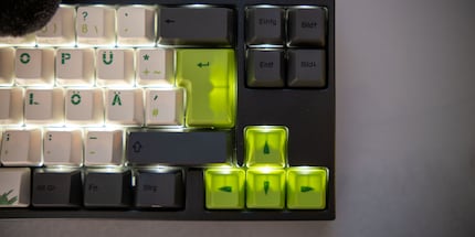 Bei den grünen Keycaps schimmert die Hintergrundbeleuchtung durch.