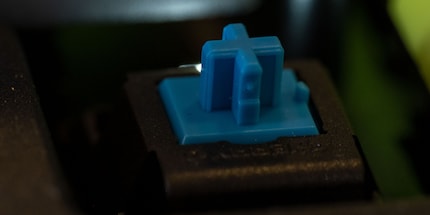 Ein Cherry MX Blue Switch aus der Nähe.