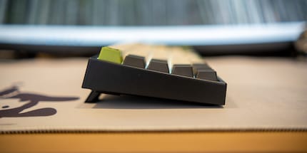 Die Tastatur von der Seite: Das OEM-Profil mit unterschiedlichen Keycaps auf jeder Reihe ist hier klar ersichtlich.