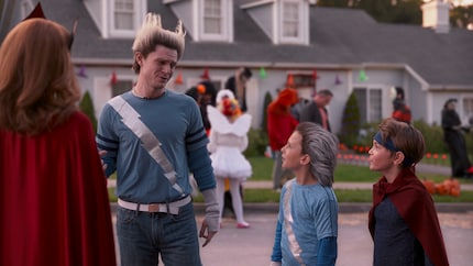 The family gets dolled up and pays homage to the comics.
