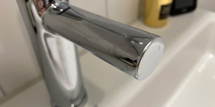 Auch an den Armaturen im Bad findest du oft Kalkrückstände.