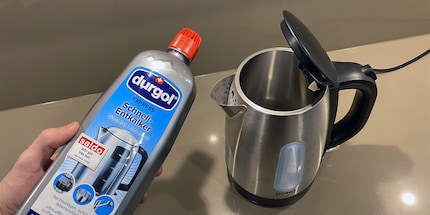 Der Entkalker für Haushaltsgeräte macht deinen Wasserkocher im Nu wieder sauber.