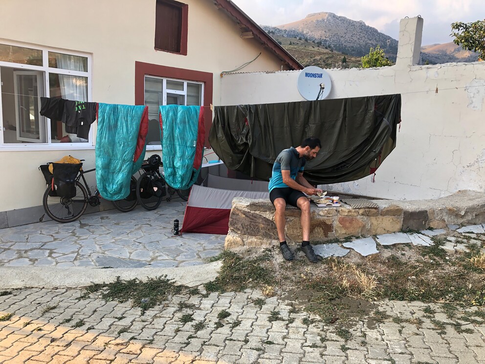 Julen nach einer Nacht in Çadıryeri, die Schlafsäcke vorbildlich auf der Wäscheleine.