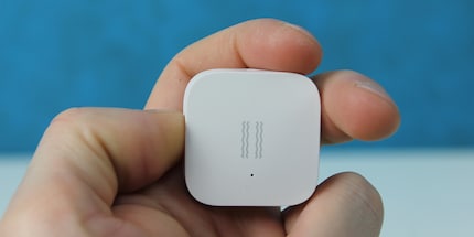 Small and inconspicuous, the vibration sensor fits everywhere. Image source: gadgetpage.ru