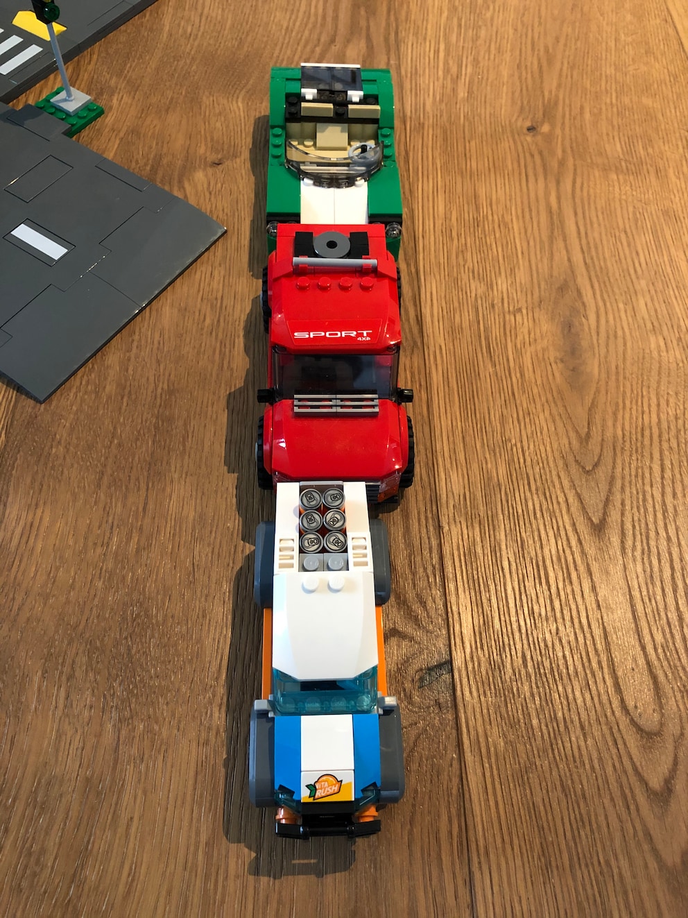 Unterschiedlich breite Lego-Fahrzeuge. Vorne das neueste Modell, das Sponsoren-Auto aus dem Skatepark-Set.