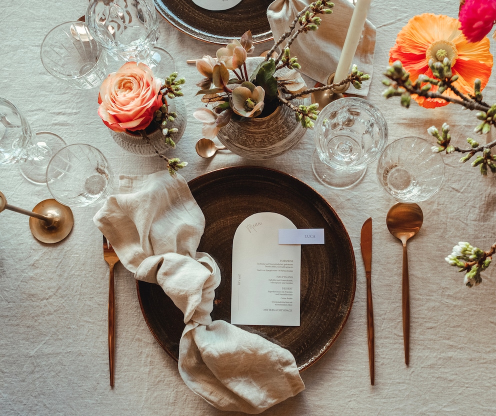 Liebe geht bekanntlich durch den Magen. Die Tischdeko ist das Herzstück jeder Hochzeit. Bild: Tijana Meili