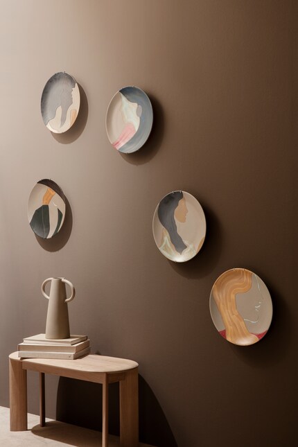 Moderne Illustrationen lassen den Teller an der Wand alles andere als altmodisch wirken. Bild: Ferm Living