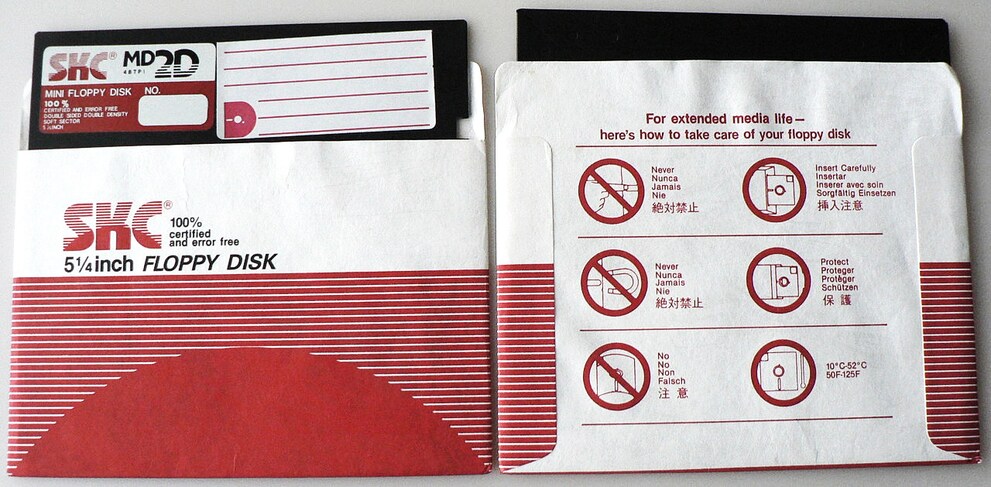 Einseitig beschreibbare 5,25-Zoll-Disketten, etwa von SKC, waren mit einem Trick auch beidseitig beschreib- und lesbar.